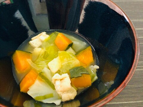 かぼちゃとキャベツ、油揚げの味噌汁